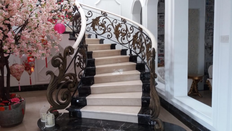 Railing Tangga Klasik