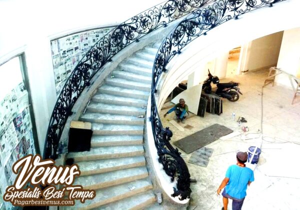 Railing Tangga Layang Klasik Mewah
