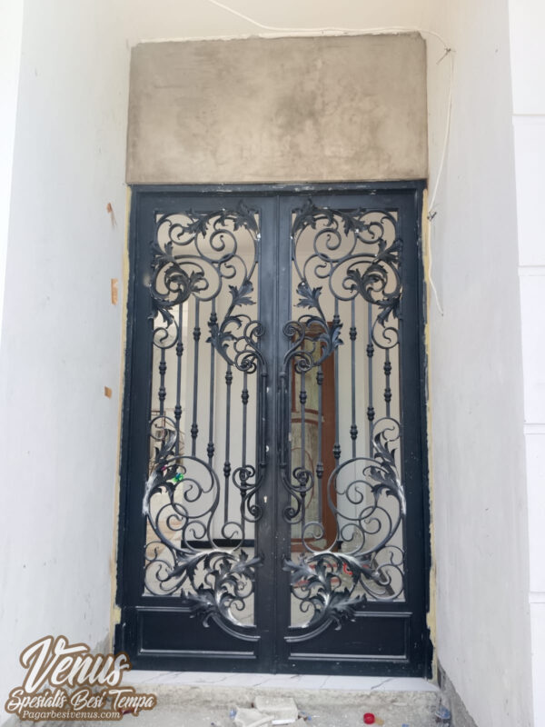 Pintu Besi Klasik Modern