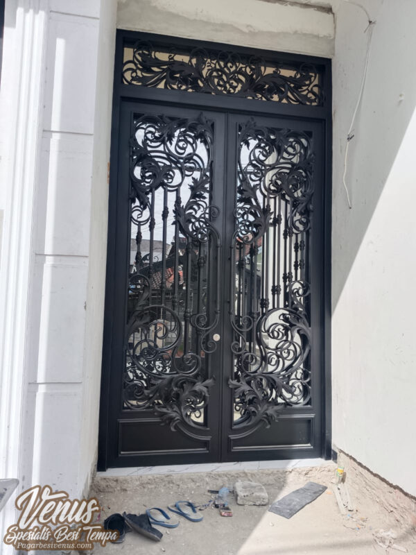 Pintu Besi Klasik Modern