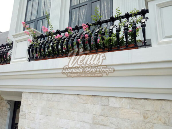Railing Balkon Besi Tempa Minimalis