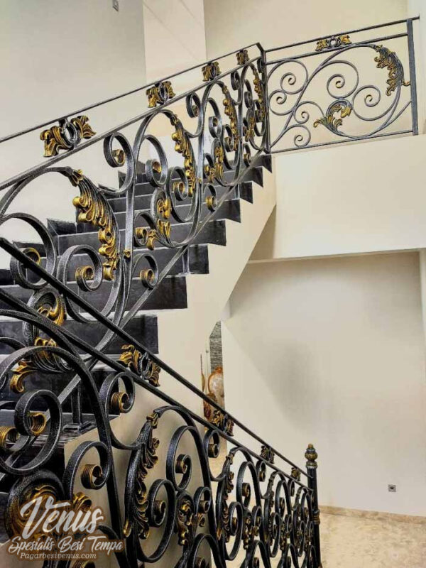 Railing Tangga Mewah Klasik (3) Railing Tangga Besi Klasik Modern