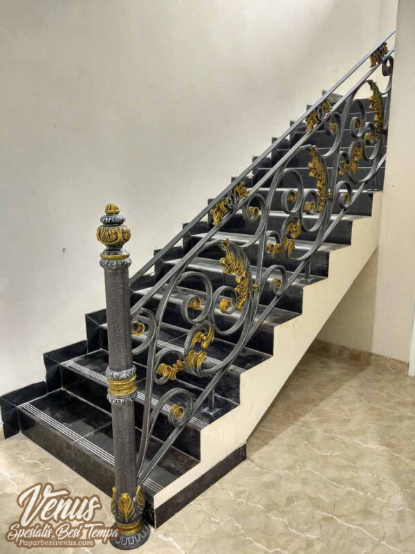 Railing Tangga Mewah Klasik (9) Railing Tangga Besi Klasik Modern